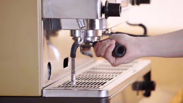 Oříznutý Pohled Baristu Jak Bere Držák Filtr — Stock video