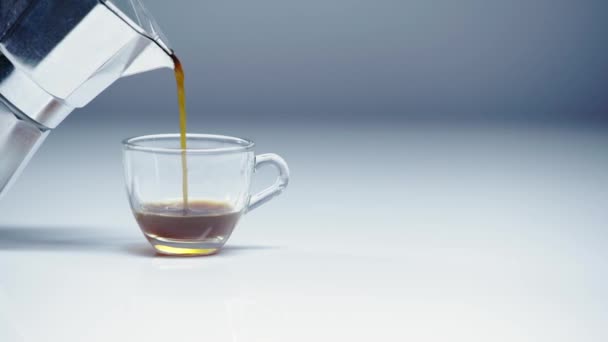 Espresso Versando Dalla Moka Tazza Bianco Grigio — Video Stock