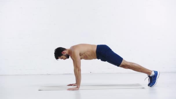 Sportsman Haciendo Flexiones Sobre Fondo Blanco — Vídeos de Stock