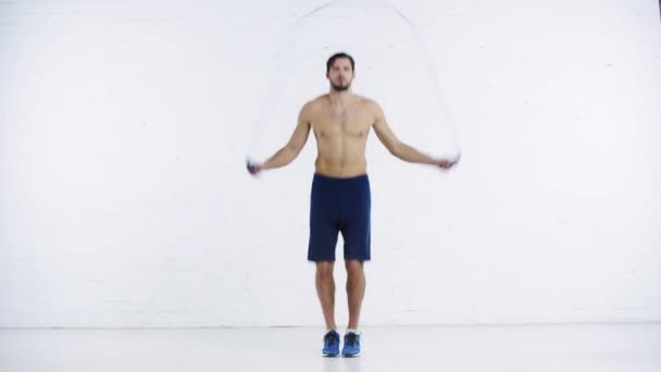 Deportista Haciendo Ejercicio Con Cuerda Salto Sobre Fondo Blanco — Vídeos de Stock