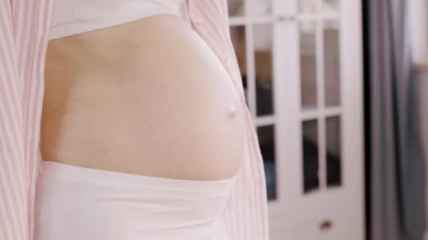 Ausgeschnittene Ansicht Einer Schwangeren Mit Herz Geste Bauch — Stockvideo