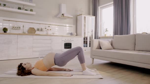 Vista Lateral Mujer Embarazada Haciendo Ejercicio Casa Alfombra Fitness — Vídeo de stock