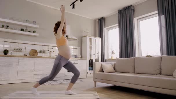 Sidovy Gravida Kvinna Utövar Yoga Hemma — Stockvideo