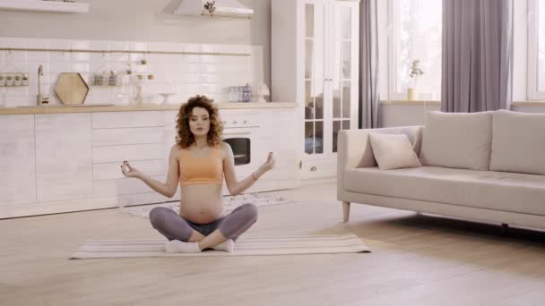 Femme Enceinte Méditant Dans Pose Lotus Maison Sur Tapis Yoga — Video