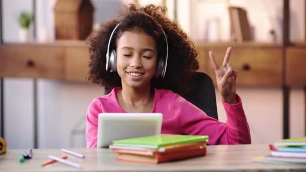 Niño Afroamericano Feliz Escuchando Música Mostrando Señal Paz — Vídeos de Stock