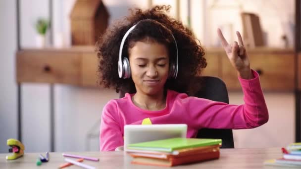 Afrikaans Amerikaans Kind Luisteren Rock Muziek Hoofdtelefoon — Stockvideo