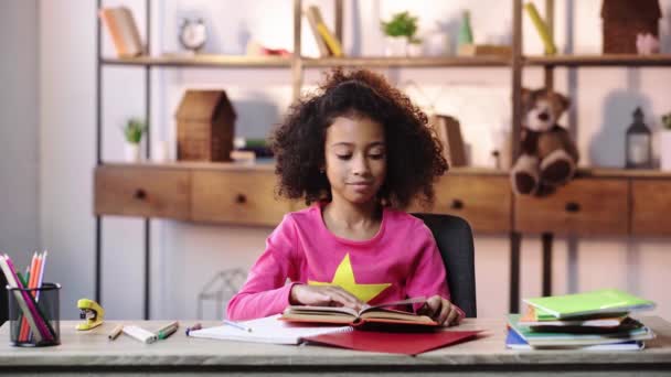 Libro Lectura Infantil Afroamericano Feliz — Vídeos de Stock