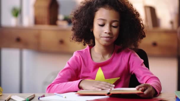 Afro Américain Enfant Rire Tout Lisant Livre — Video