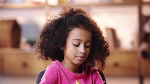Sorrindo Afro Americano Criança Acenando Mão — Vídeo de Stock