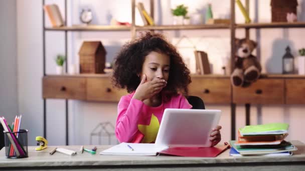 Σοκαρισμένος Και Γελώντας Αφροαμερικανό Παιδί Χρησιμοποιώντας Ψηφιακή Ταμπλέτα — Αρχείο Βίντεο