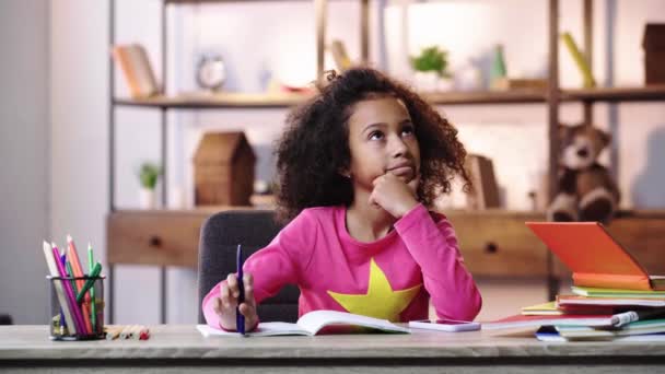 Nachdenkliches Afrikanisch Amerikanisches Kind Wirft Kugelschreiber Und Benutzt Smartphone — Stockvideo