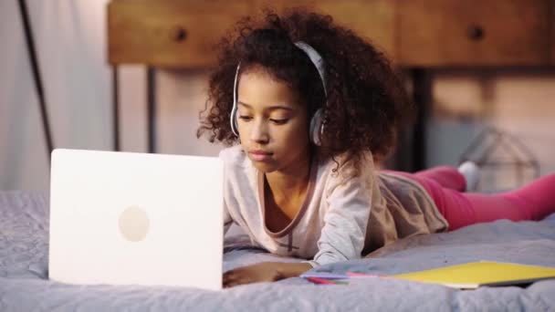 Afro Américain Enfant Faire Des Devoirs Sur Ordinateur Portable Lit — Video