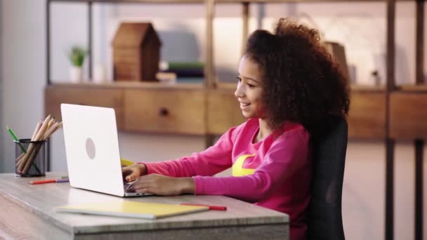 Afrykańskie Amerykańskie Dziecko Video Czacie Laptopie — Wideo stockowe