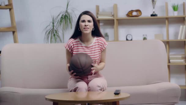 Televizyonda Maç Izleyen Hoşnutsuz Basketbol Taraftarı — Stok video