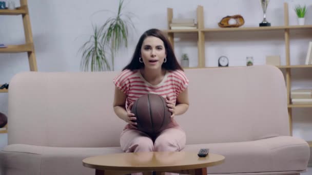 Preocupado Baloncesto Ventilador Viendo Partido — Vídeo de stock