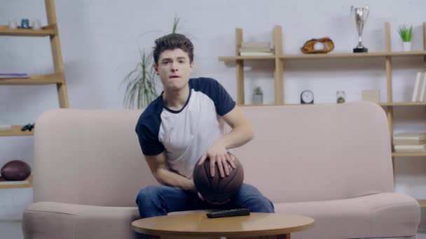 Młody Fan Oglądania Mistrzostwa Koszykówki — Wideo stockowe