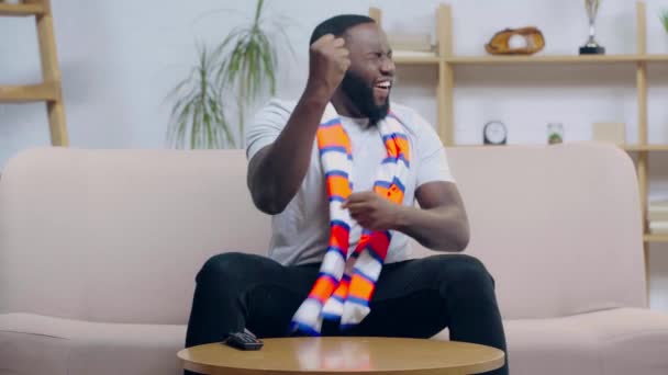 Excité Afro Américain Fan Sport Applaudissements Mains — Video