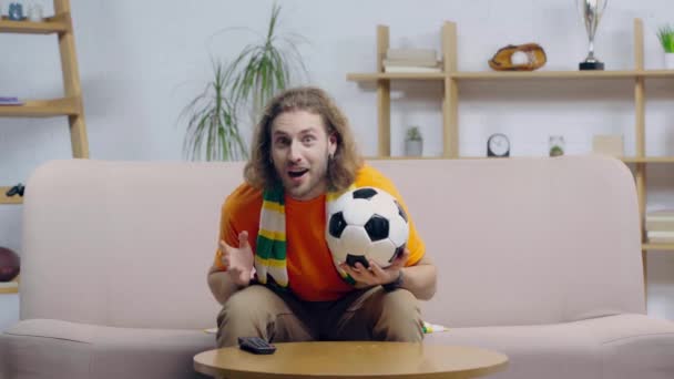 Heyecanlı Sakallı Futbol Fanatiği Şampiyonluğu Izliyor — Stok video