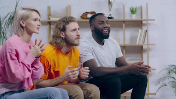 Amigos Multiculturais Felizes Assistindo — Vídeo de Stock