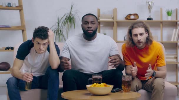 Fãs Esporte Multicultural Preocupado Assistindo Campeonato Casa — Vídeo de Stock