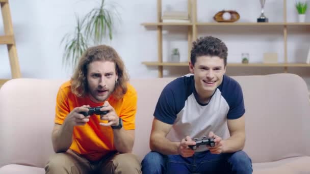 乌克兰基辅 2019年12月9日 情绪化的朋友玩电子游戏 — 图库视频影像