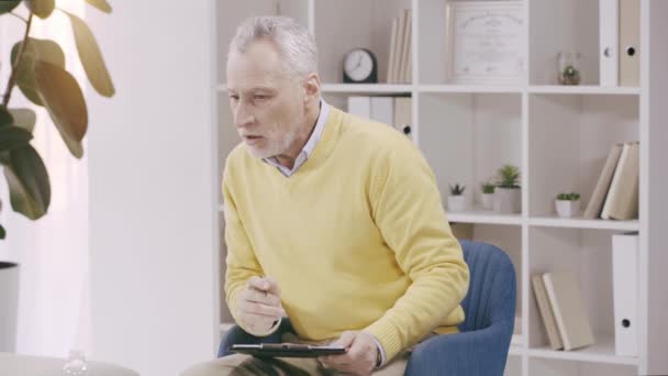 Mature Psychologist Talking Writing Clipboard — Vídeo de Stock