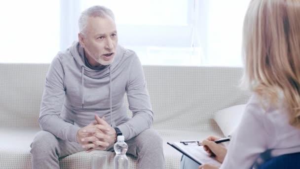 Mature Sportsman Talking Gesturing While Talking Psychologist — Stock Video