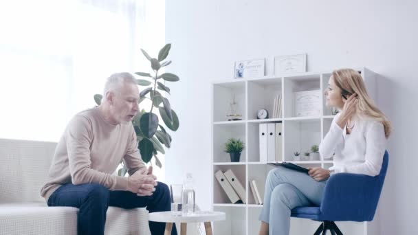 Psychologue Attentif Écoutant Homme Mature Assis Sur Canapé — Video