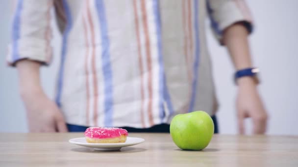 Bijgesneden Uitzicht Vrouw Nemen Appel Buurt Van Donut — Stockvideo