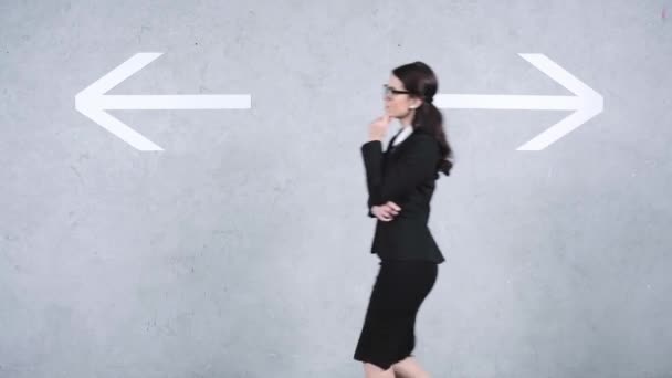 Businesswoman Glasses Walking Arrows Grey — 비디오