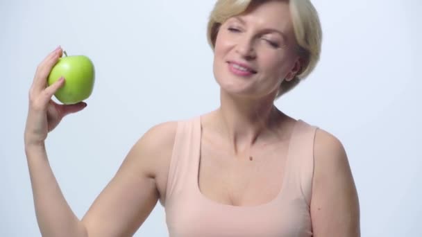 成熟的女人 拿着用白色隔开的苹果 — 图库视频影像