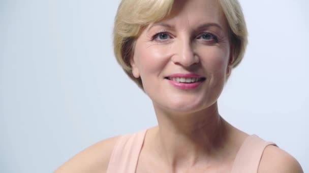 Neşeli Kadın Diş Fırçasını Beyaza Sardı — Stok video