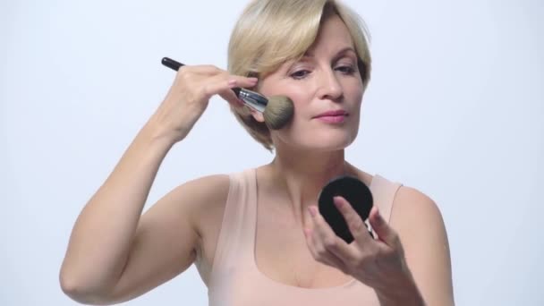 中年妇女用白色隔离的化妆品 — 图库视频影像