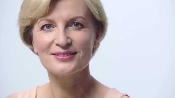 Femme Positive Regardant Caméra Isolée Sur Blanc — Video