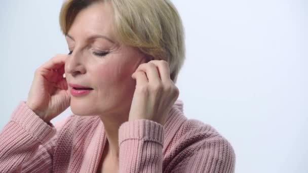 Yetişkin Bir Kadın Beyaz Müzik Dinliyor — Stok video