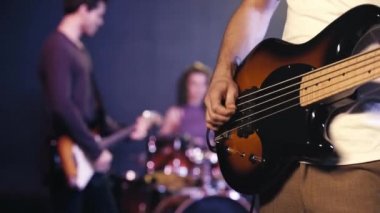 Sahnede rock grubunun gösterisini izledik.
