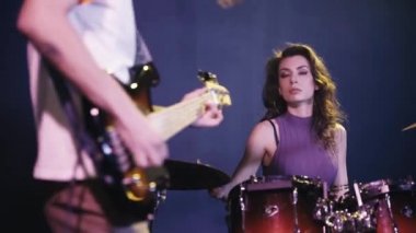 Gitaristle çalan çekici bateristin seçici odağı 
