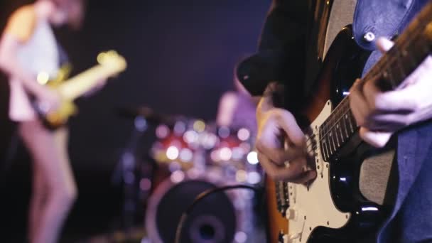 Beskärd Musiker Som Spelar Elgitarr — Stockvideo