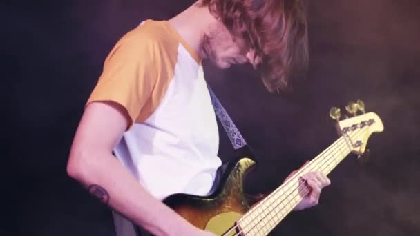 Dövmeli Müzisyen Elektro Gitar Çalıyor — Stok video
