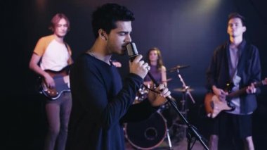 Müzik grubuyla şarkı söyleyen şarkıcıların seçici odağı 