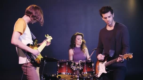 Jeune Groupe Rock Produisant Sur Scène — Video