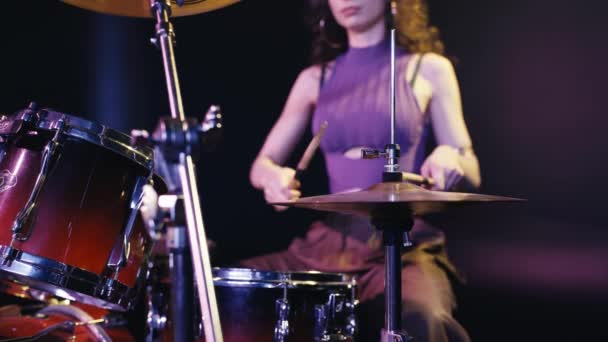 鼓手在舞台上排练的剪影 — 图库视频影像