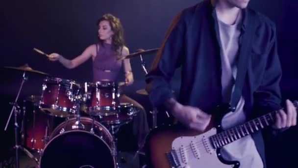 Selektivt Fokus Rock Gitarrist Spelar Nära Trummis — Stockvideo
