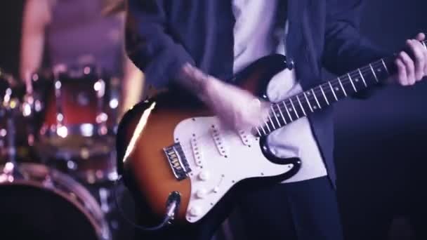 Przycięty Widok Gitarzysty Rockowego Występującego Pobliżu Perkusisty — Wideo stockowe