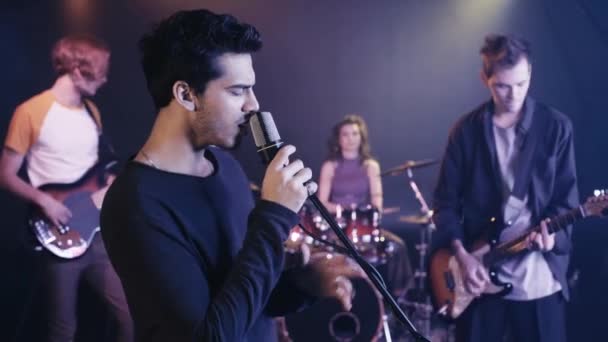 Accent Sélectif Chanteur Produisant Avec Groupe Rock — Video