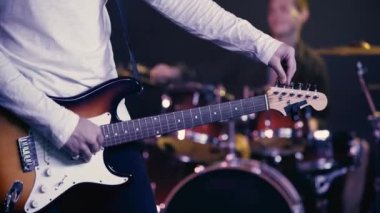 Gitaristin bateristin yanında prova yapmasını izledik. 