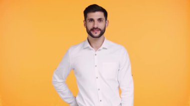 Çiçekleri portakala saran adamın odak noktası.