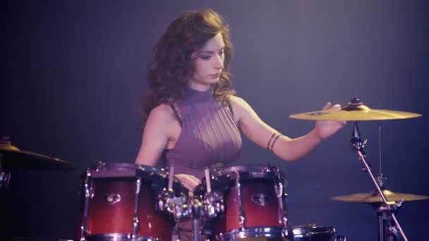 Ελκυστική Drummer Αγγίζοντας Σετ Τυμπάνων — Αρχείο Βίντεο