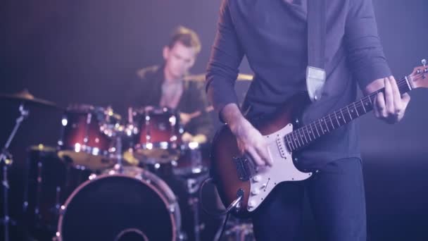 Selektivt Fokus Hos Gitarristen Som Spelar Med Trummis Scen — Stockvideo