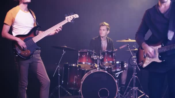 Красиві Гітаристи Барабанщики Виступають Сцені — стокове відео